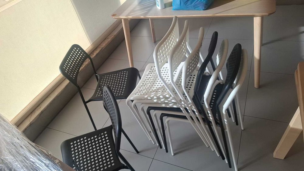 Cadeiras cor branca e preta 6 unidades de cada cor
