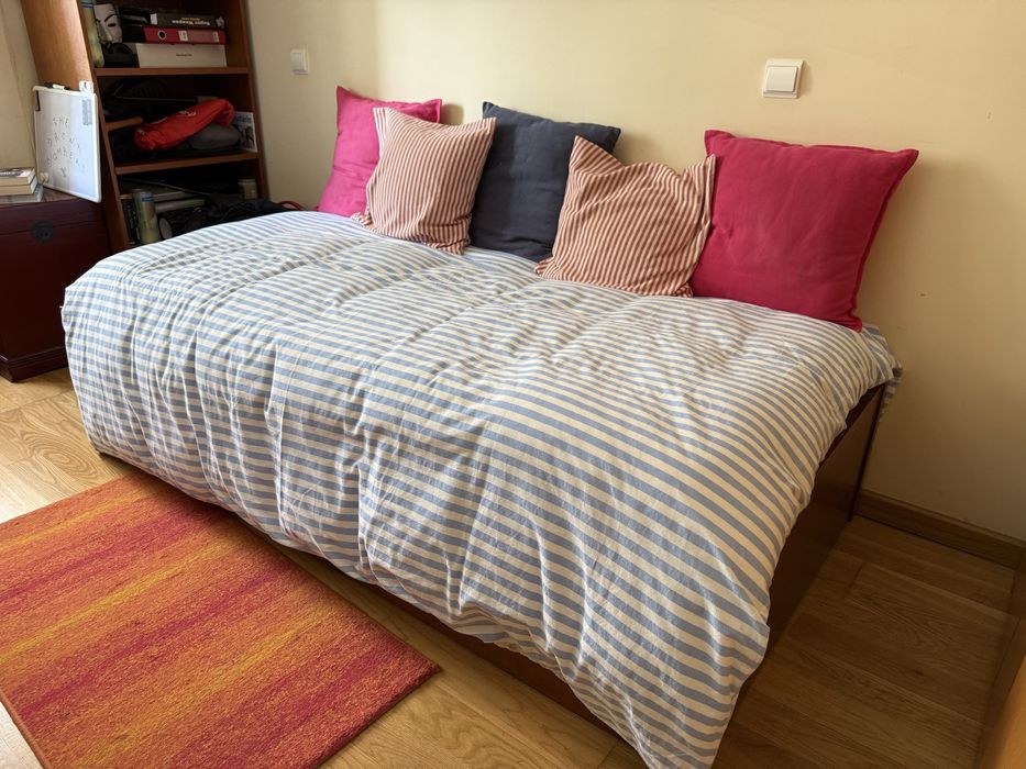 Cama dupla estilo gaveta com colchoes