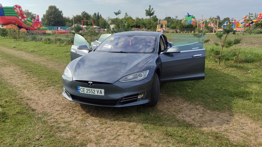 Tesla model S P85