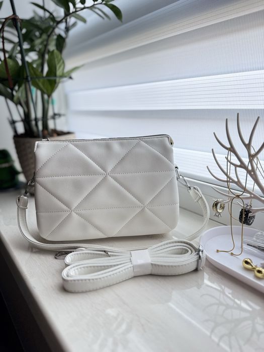 Кросбоді сумка білосніжного кольору середнього розміру на три відділ