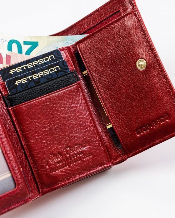 lakierowany portfel ze wzorem skóry krokodyla - peterson