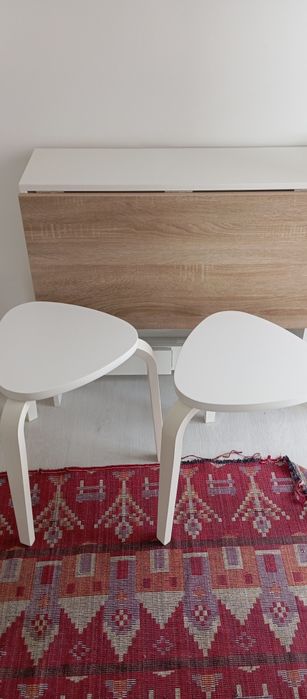 Mesa rebatível branca e castanha com bancos