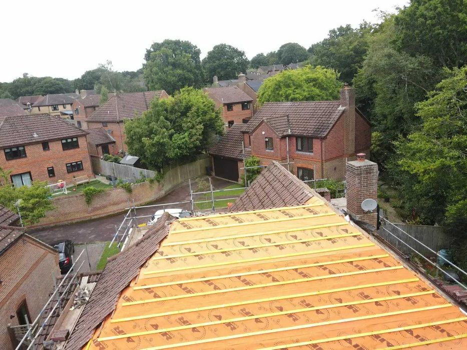 Usługi Dekarskie: Naprawy i Montaż Dachu oraz Rynien, Obróbki Dachu