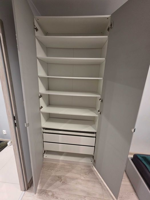 Szafa PAX IKEA 100×35×236 cm – drzwi: kolor szary, połysk