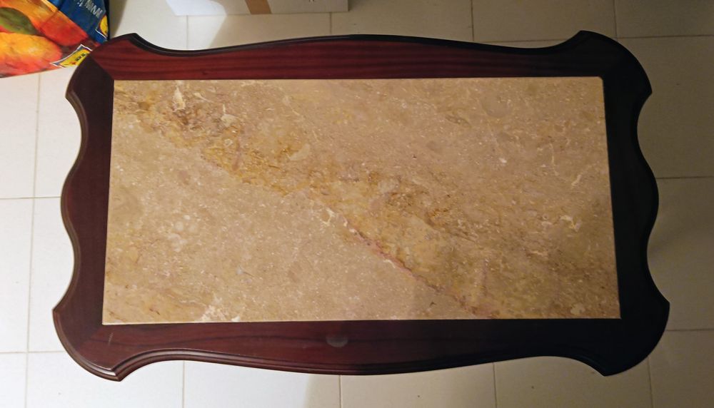 Mesa de centro da sala castanha com tampo de mármore