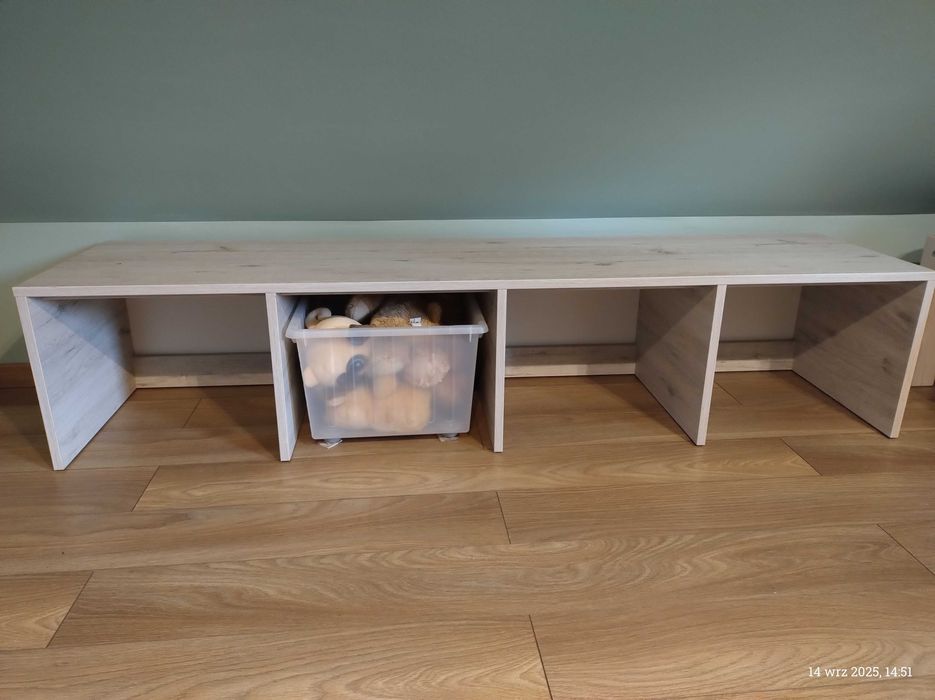 Regał na kosze z zabawkami