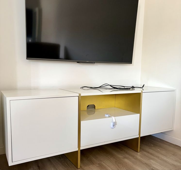 Movel tv branco e dourado