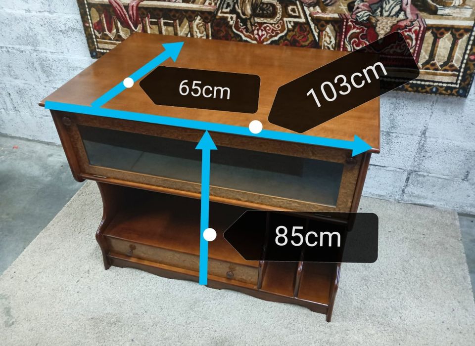 Belíssimo móvel anos 80
Multifuncional com iluminação. madeira maciça