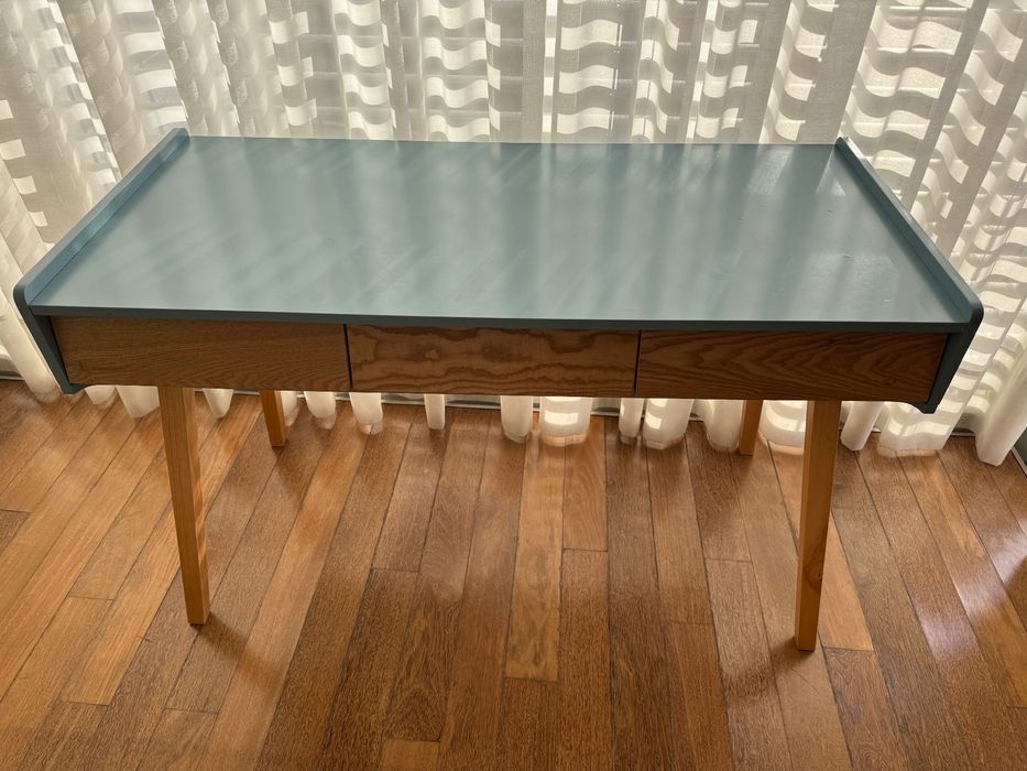 Secretária com 3 gavetas