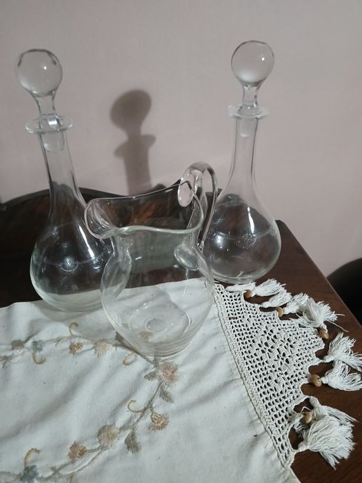 Vendo conjunto de 2 garrafas,1 jarra mais 10 cálices