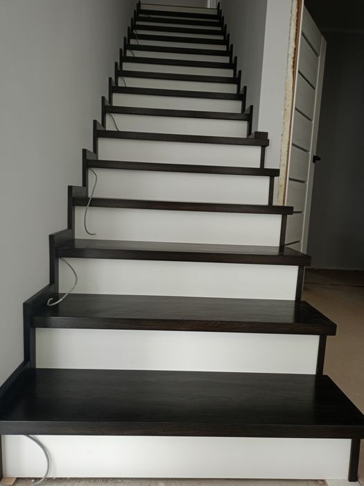 Stopnie dębowe z litego drewna