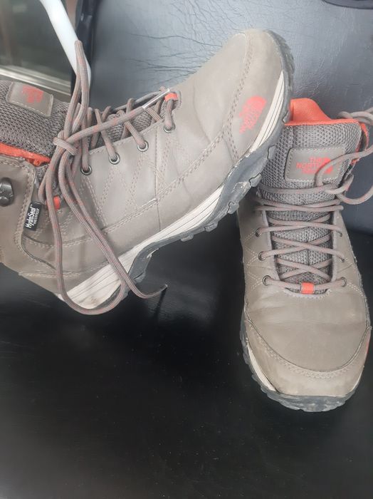 Botas de caminhada454611693952706561