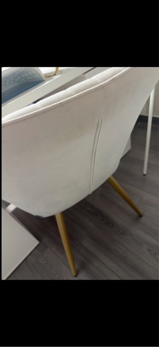 Cadeirao bege com dourado