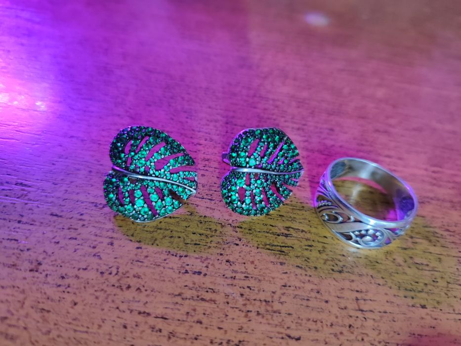 Срібні вироби. Персні великого розміру 20-21 розмірів. Зелені сережки