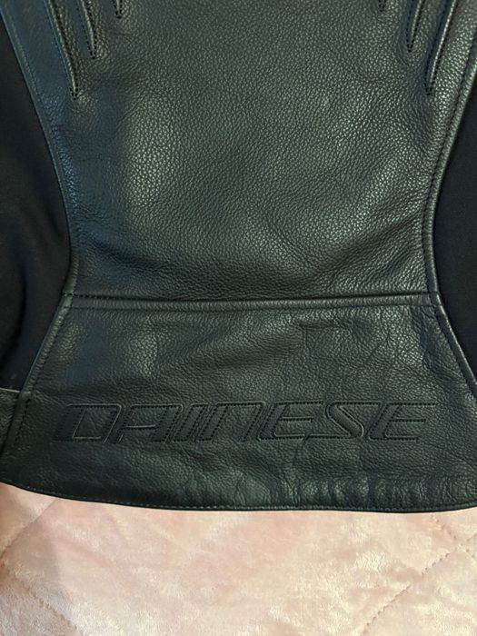 Casaco de mota feminino Dainese preto e vermelho