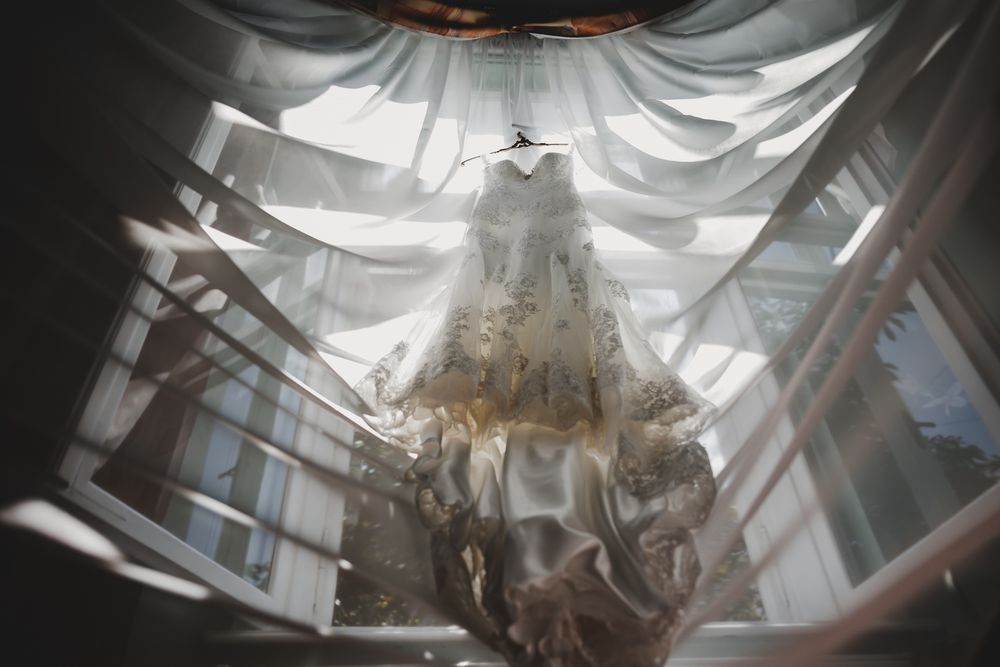 Весільне плаття із відкритою спиною