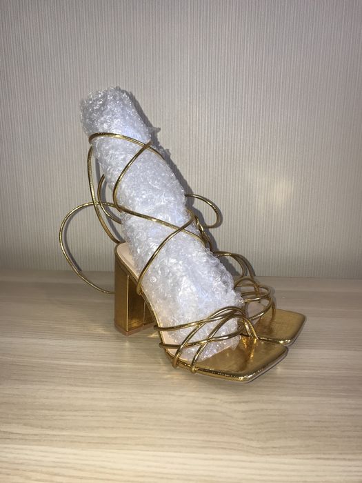 Золоті босоніжки 35 розмір на зав’язках на каблуці