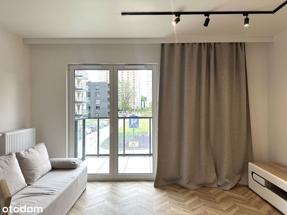 Nowoczesne studio z balkonem i siłownią.