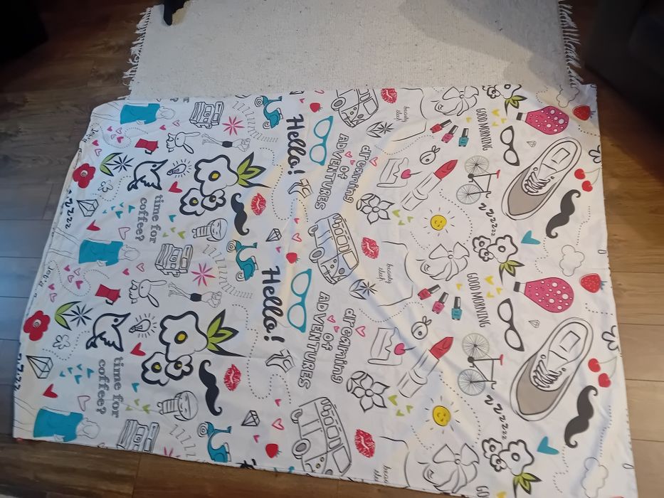 Pościel biała wzorki szminka perfumy okulary