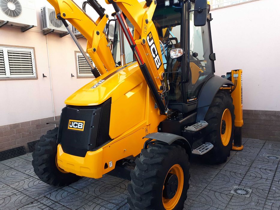 Máquina Retroescavadora JCB 3CX de 2024
