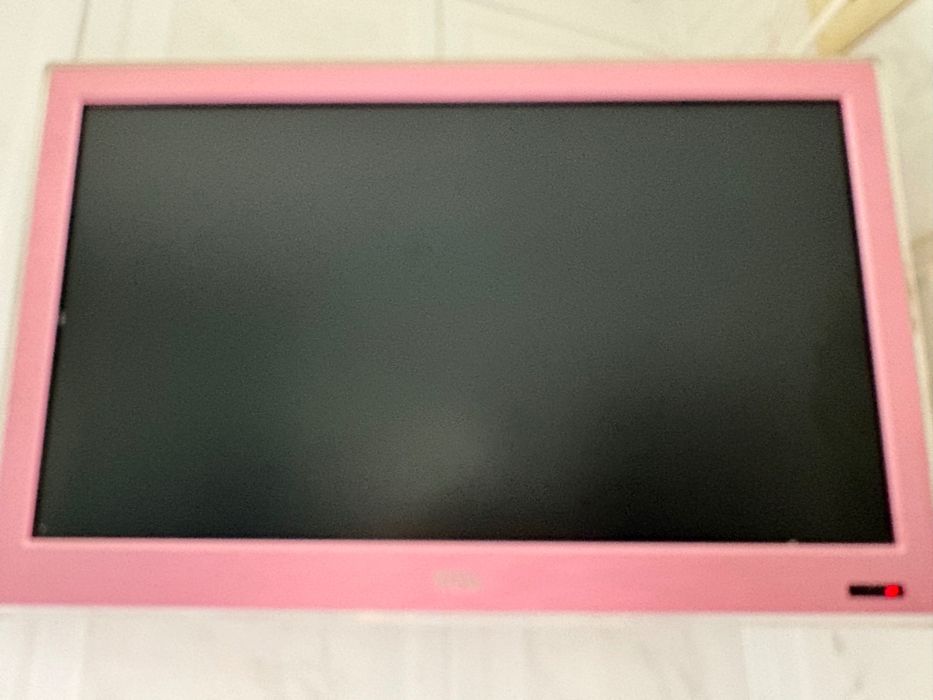 Televisão em tons de rosa a funcionar perfeitamente mas sem comando