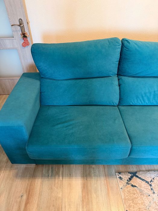 Sofá de 2 lugares + dois banquinhos para os pés. Anti-gato.