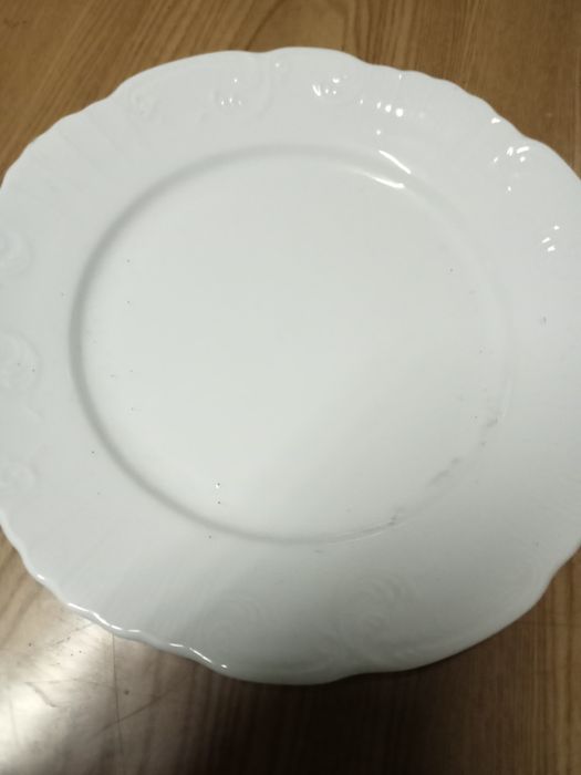 Pratos de sopa e rasos,uma fruteira uma tarteira.