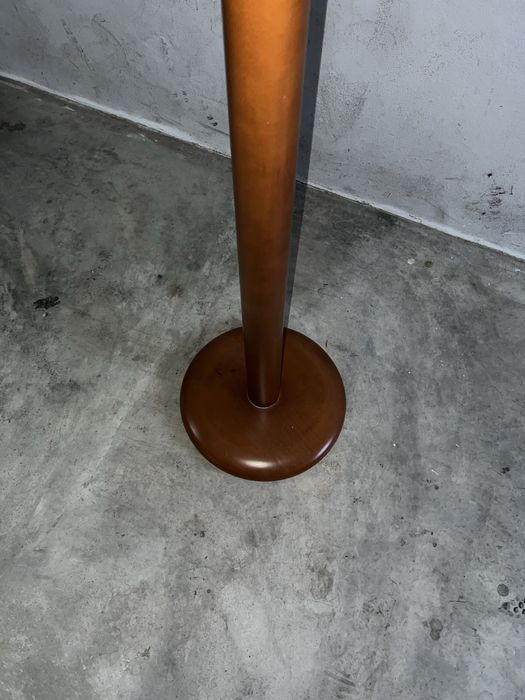 Cabide de pé para roupa.