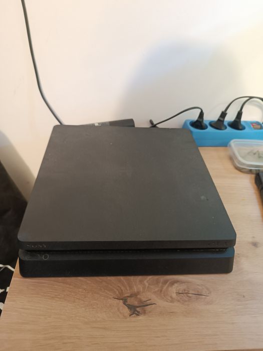 Ps4 slim 1tb + gry