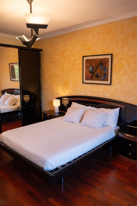 Cama de Casal em madeira escura