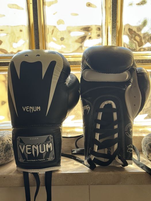 Luvas boxe/muai thai venum giant com atacadores 8oz