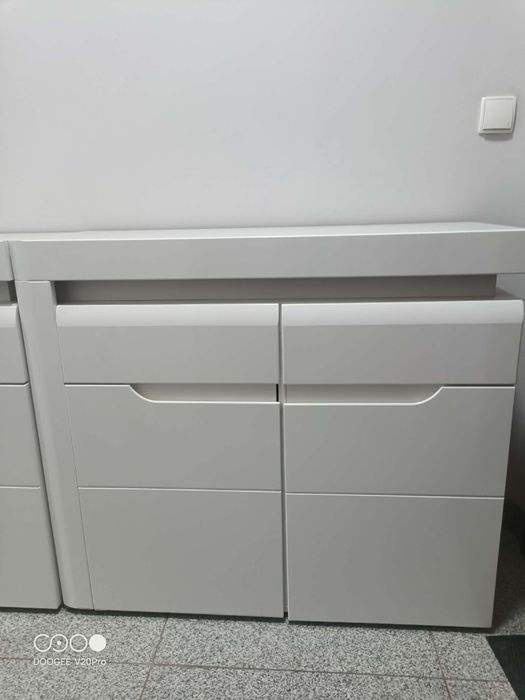 Sprzedam biała komode stan b.dobry