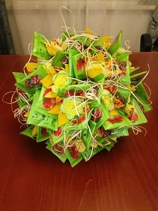 Bukiet z herbatą, cukierkami, słodki bukiet