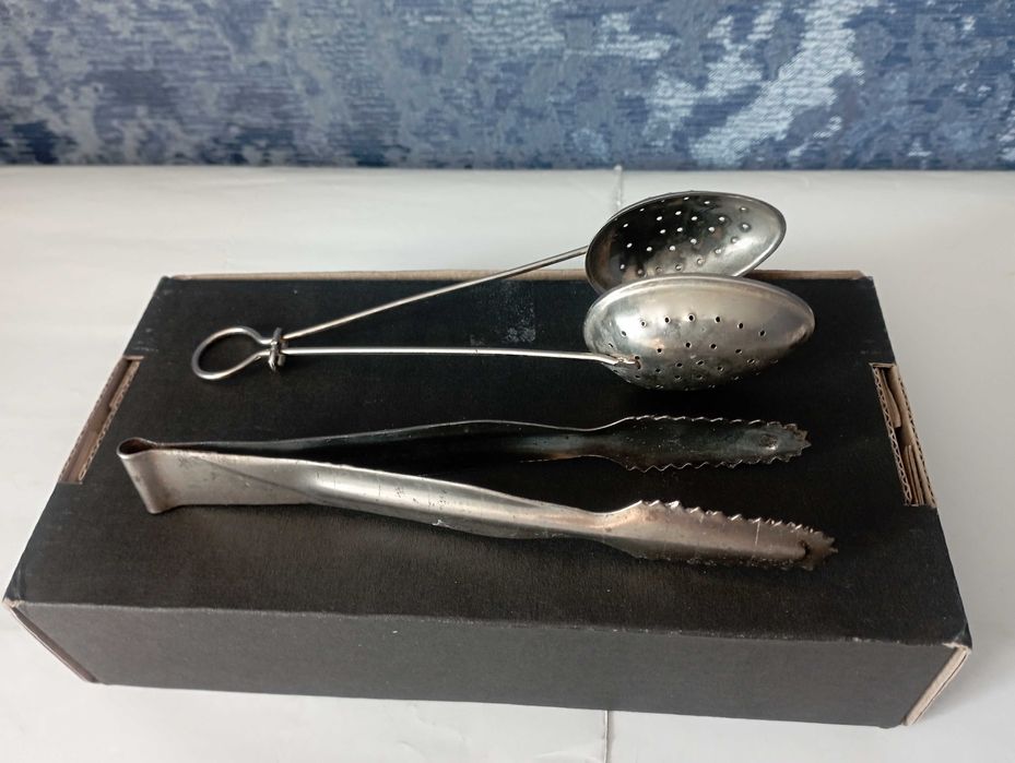 Кухонные принадлежности (щипцы, ложка-ситечко)