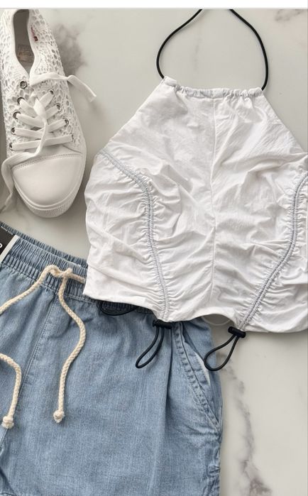 biały top z odkrytymi plecami