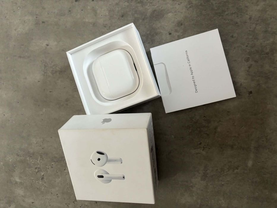 Apple AirPods 4.