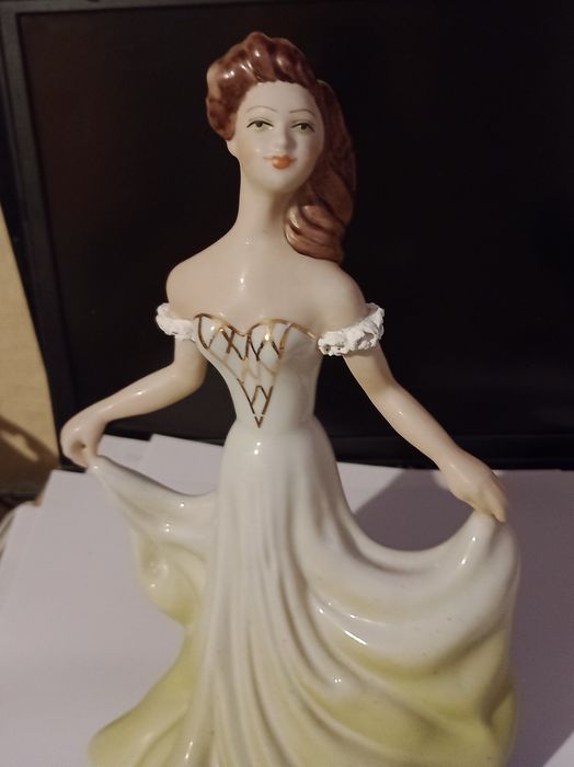 figurka porcelanowa kobieta wys.23cm Okazja 62zł