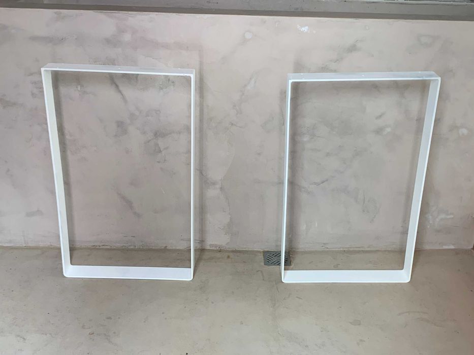 Pés de mesa em aço branco e plano