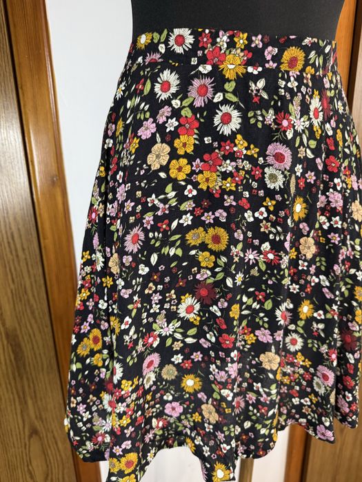 Spódnica w kwiatki spódniczka czarna w kolorowe kwiaty
