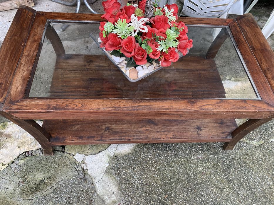 Mesa de madeira e vidro