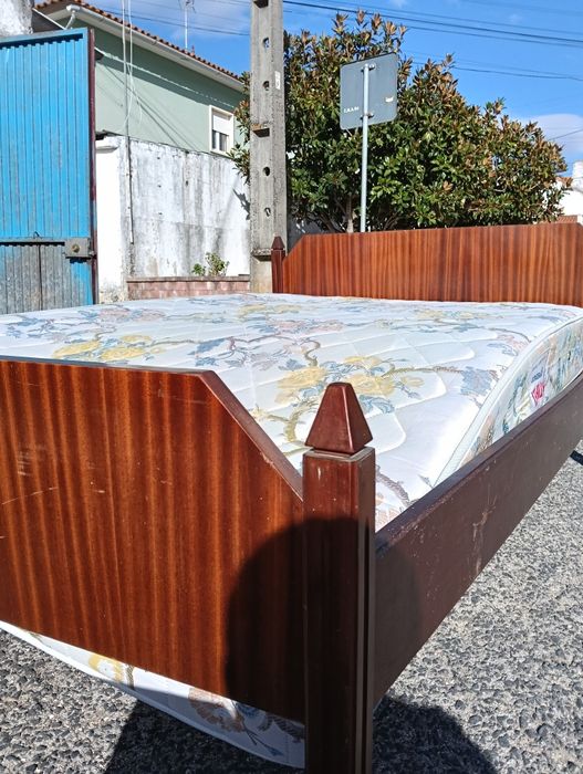 Cama de casal com mesa de cabeceira