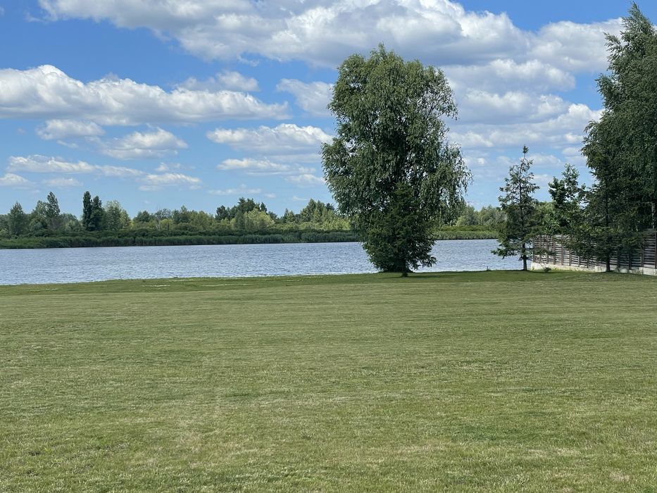 Продам дом с  выходом на Днепр Вишенки. Рядом осокорки золоче