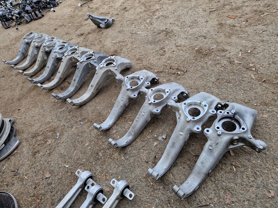 Цапфа передняя Tesla Model Y оригинал разборка Поворотный кулак