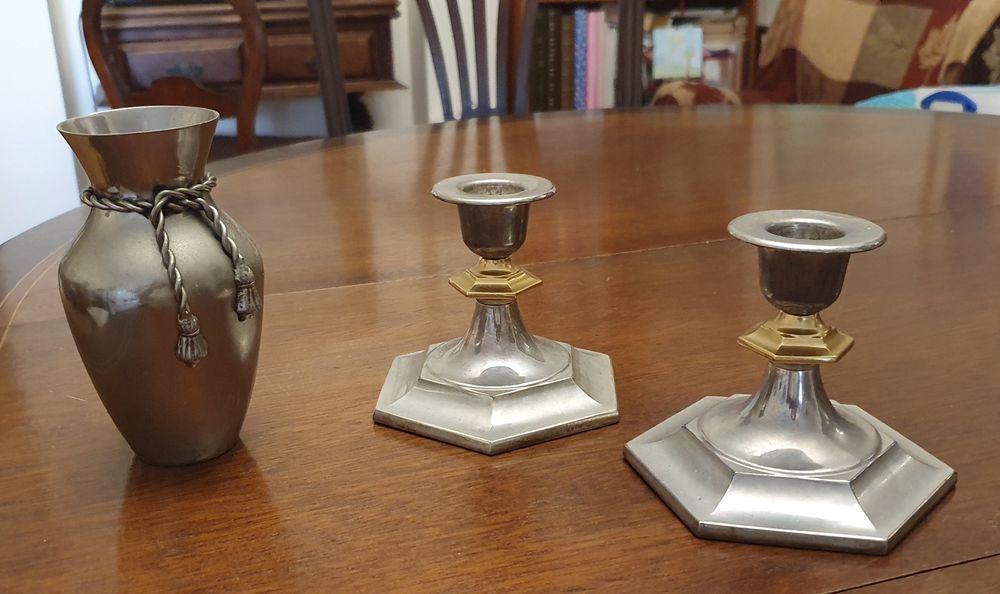 Jarra e castiçais em metal