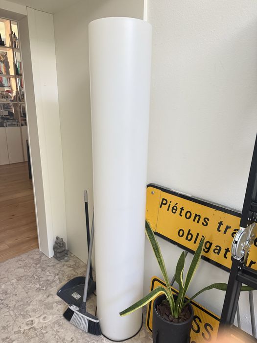Candeeiro de Pé Minimalista Branco | Design Moderno