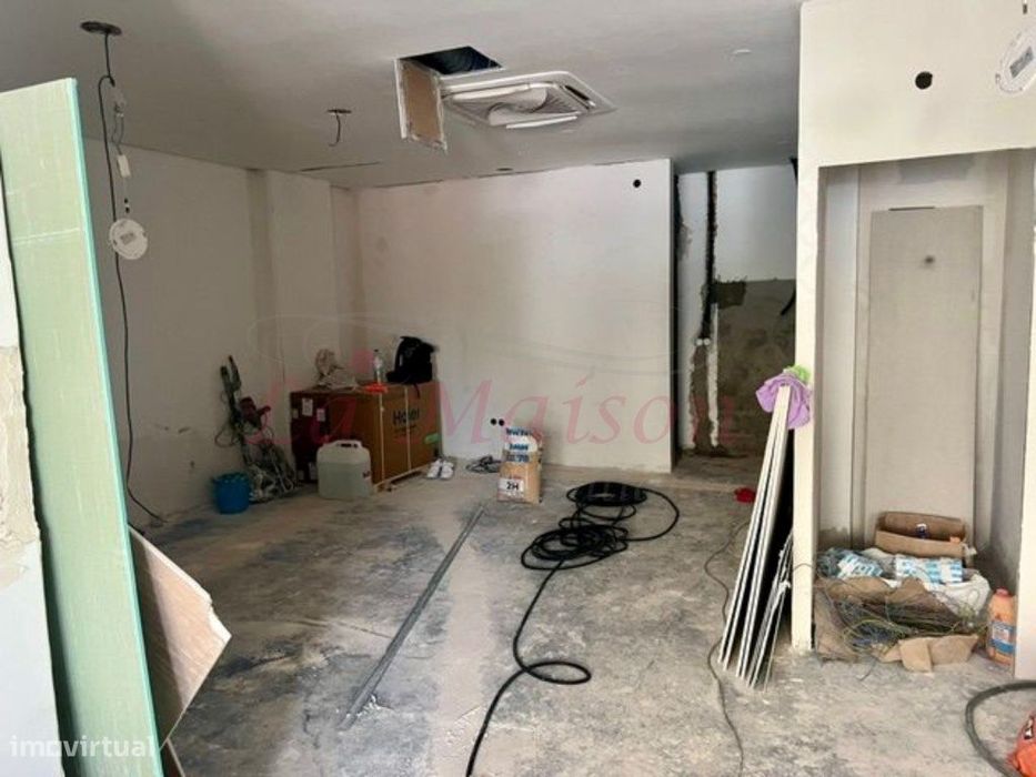 Loja em remodelação em Loures