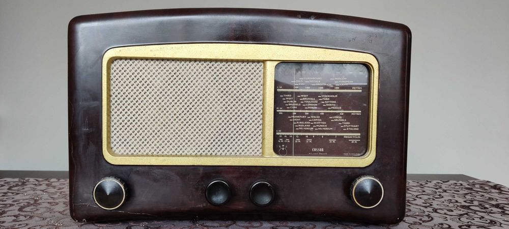 Kolekcja starych odbiorników radiowych