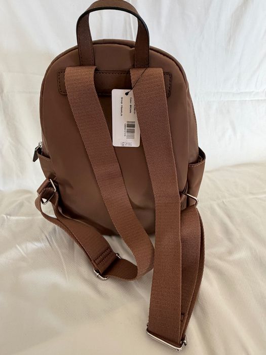 Mochila Guess castanha com necessaire