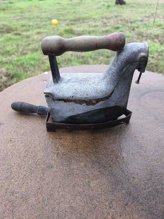 Ferro a carvão vintage completo e bem conservado