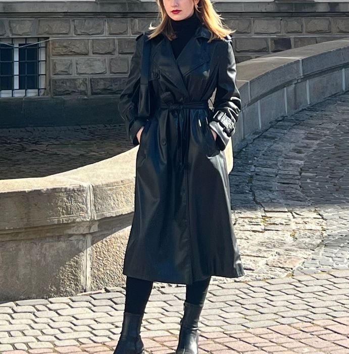 Czarny skórzany trencz